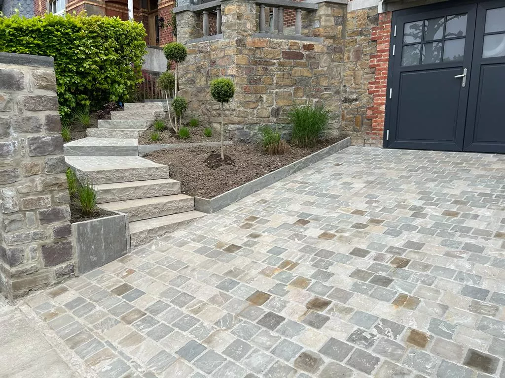 Parking et entrée de maison