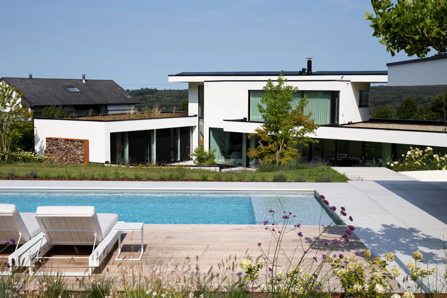 Réalisation des abords autour de la piscine 