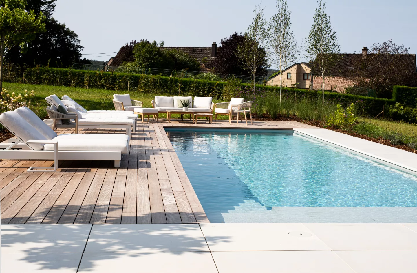 Aménagement d'une terrasse autour de la piscine 