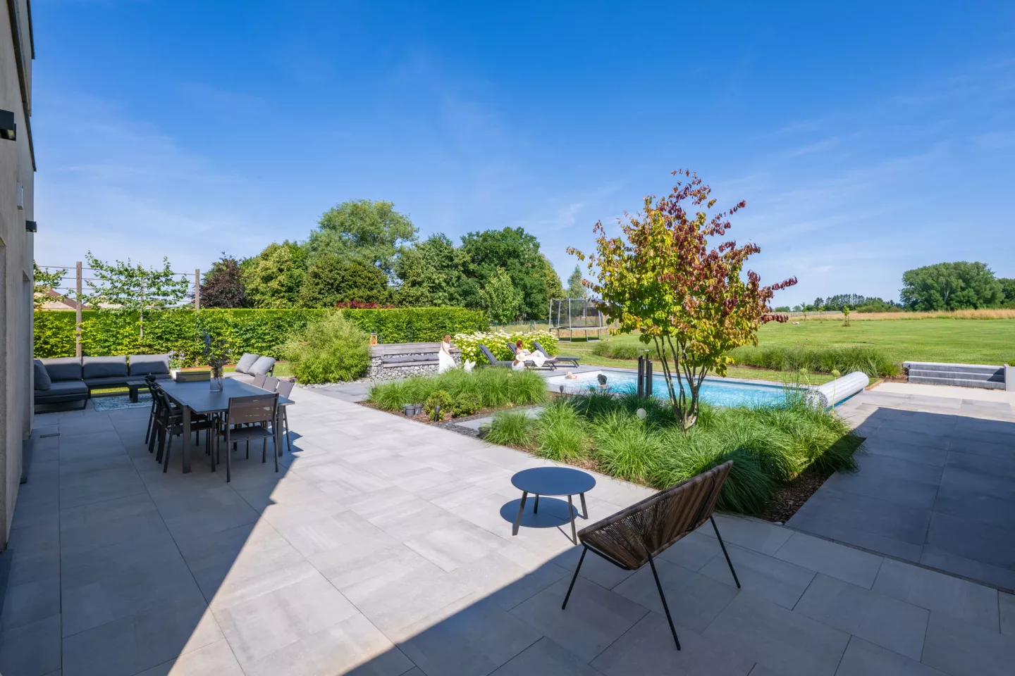 Aménagement d'une terrasse proche d'une piscine à Namur
