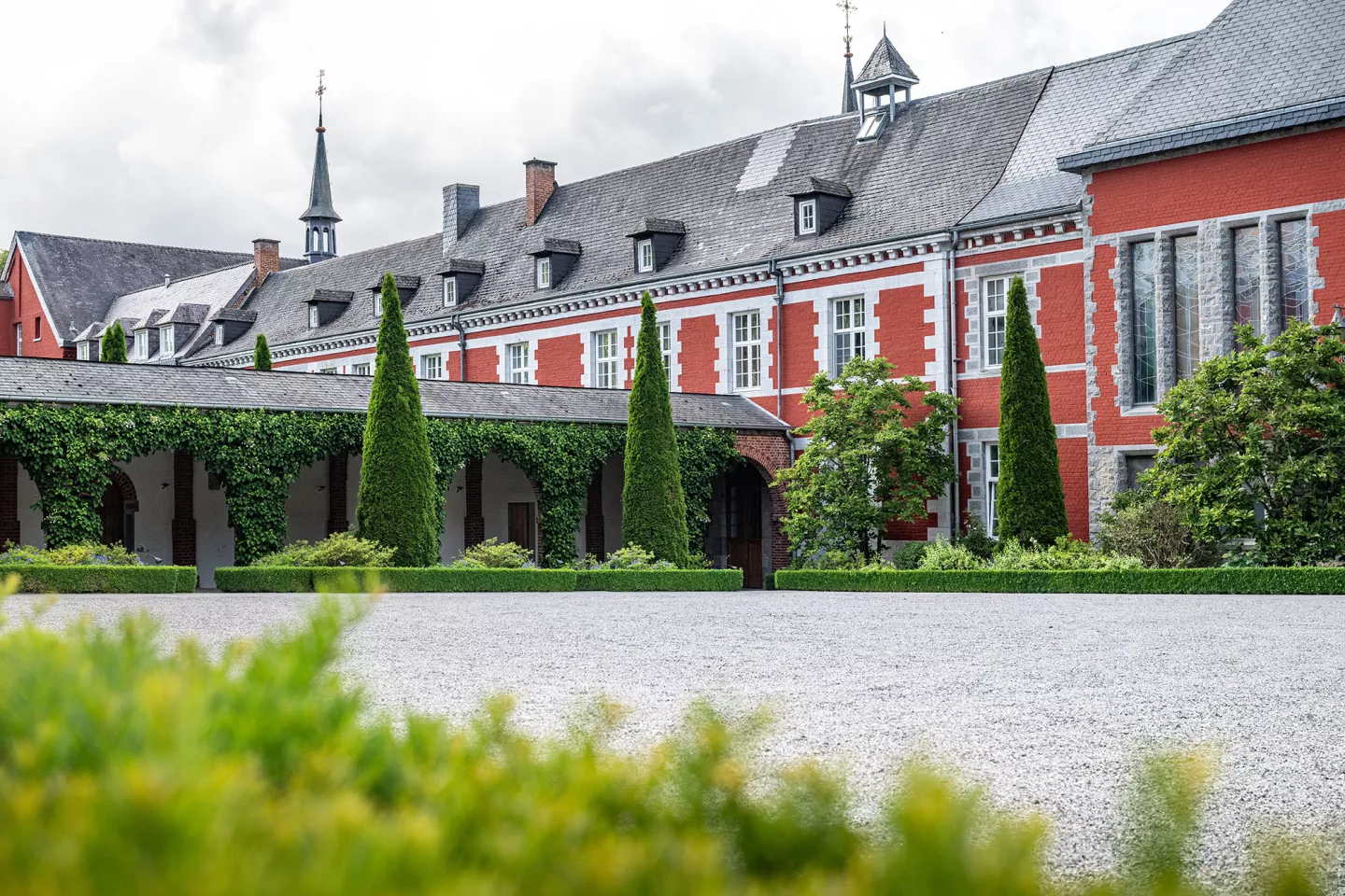 Signé Jean réalise les aménagements extérieurs de l'Abbaye de Rochefort