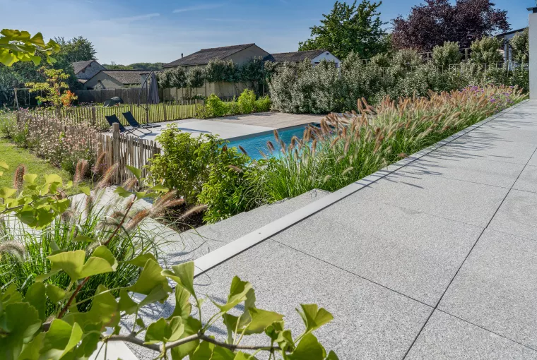 Aménagements extérieurs des abords d'une piscine 