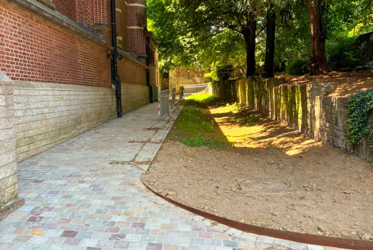 Les abords de l'église de Woluwé-Saint-Pierre en pavés posés par les équipes de Signé Jean