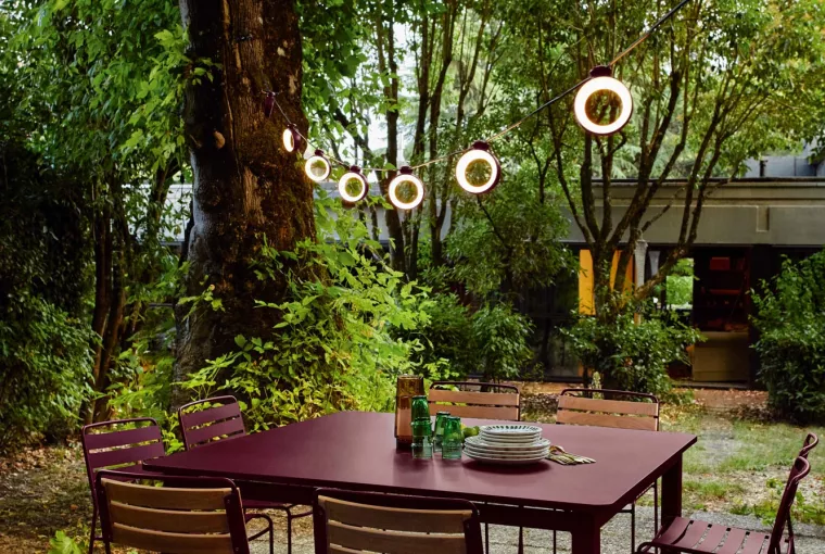 Terrasse extérieure avec mobilier Fermob disponible chez Signé Jean