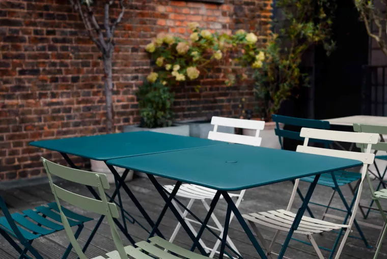 Table et chaises de terrasse design de Fermob disponible chez Signé Jean