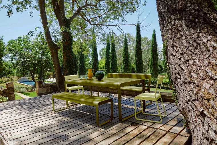 Grande table extérieur et bancs design par Fermob disponible en passant pas Signé Jean