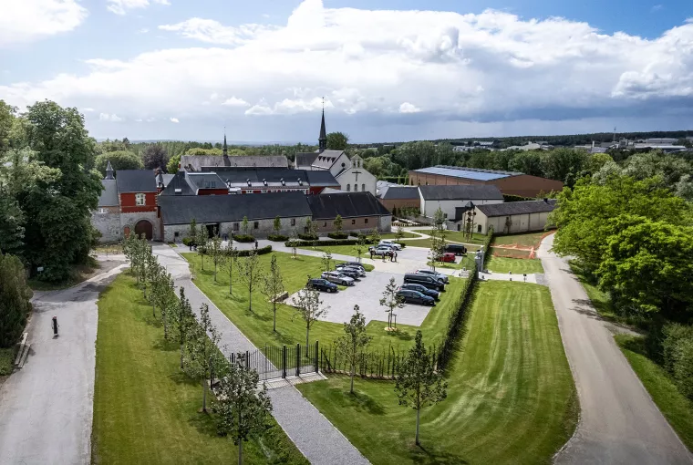 Signé Jean réalise les aménagements extérieurs de l'Abbaye de Rochefort