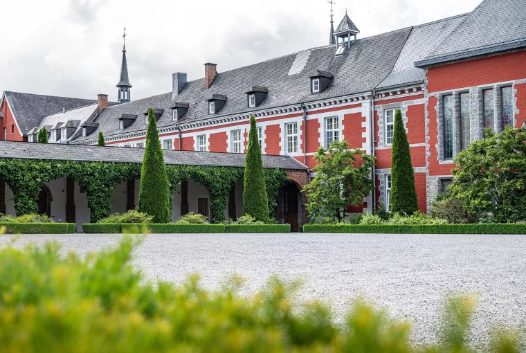 Signé Jean réalise les aménagements extérieurs de l'Abbaye de Rochefort