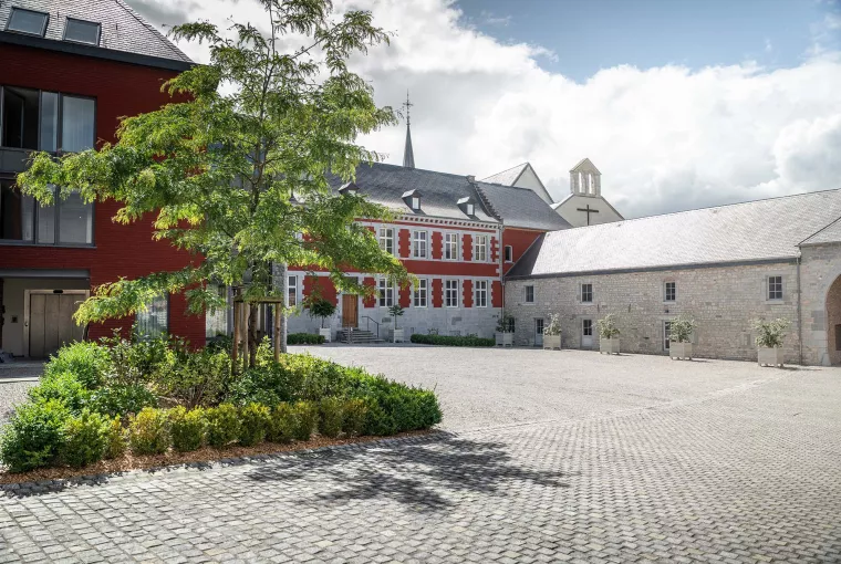 Signé Jean réalise les aménagements extérieurs de l'Abbaye de Rochefort