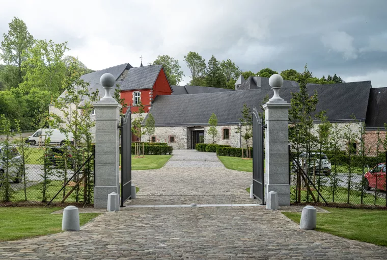 Signé Jean réalise les aménagements extérieurs de l'Abbaye de Rochefort