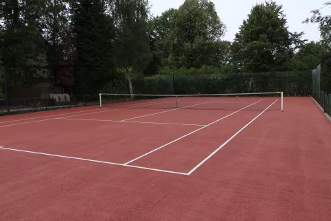Terrain de tennis en asphalte poreux