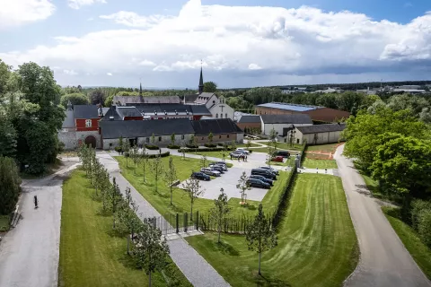 Rénovation des extérieurs de l’Abbaye de Rochefort : un aménagement sur mesure