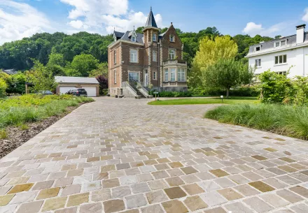 Entrée de maison, de garage et plantations