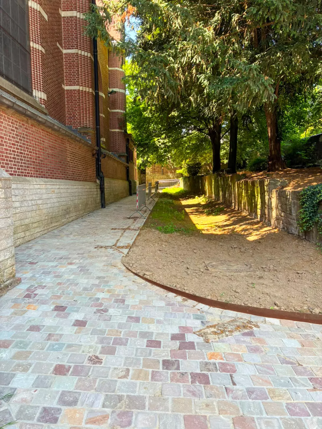 abords-paves-eglise-woluwe-saint-pierre-signe-jean.jpg
