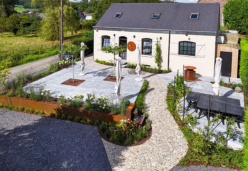 Une terrasse de prestige alliant plusieurs matériaux avec élégance par Signé Jean