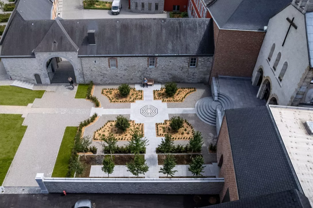 Signé Jean réalise les aménagements extérieurs de l'abbaye de rochefort